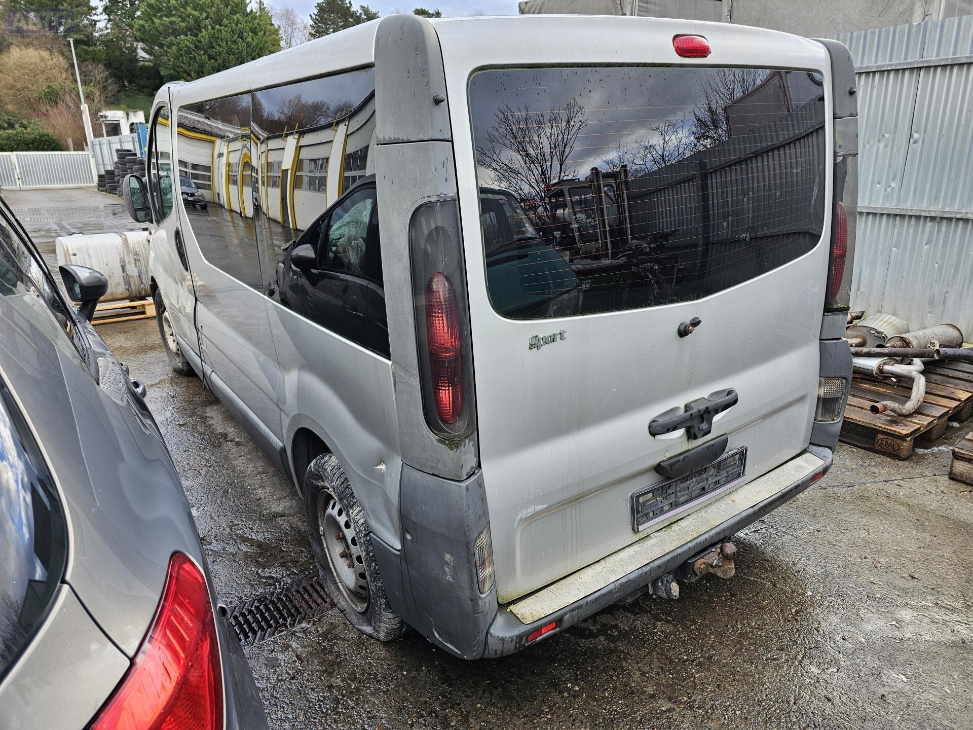 91165720 Фара правая для Opel Vivaro бу, 2003, купить в РФ с разборки из  Европы, 54470048